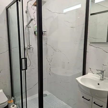 Bed & Breakfast Vip - Pokoje,sniadanie,apartament Kinowy, Masaz Gniezno