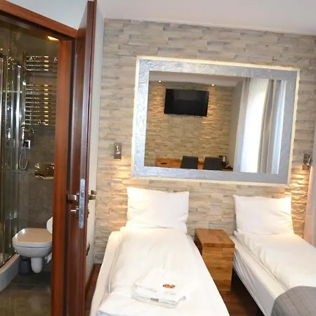 Bed & Breakfast Vip - Pokoje,sniadanie,apartament Kinowy, Masaz 3*